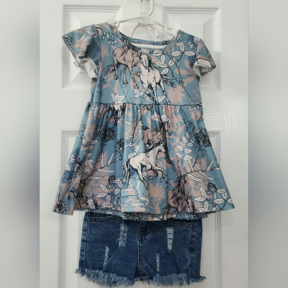 Blue Horse Themed Top with Distressed Denim Shorts Size: 4T
